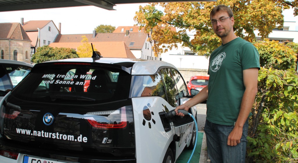 Christian Schubert mit seinem E-Auto. Foto: Jasmin Welker | Energiewende schaffen